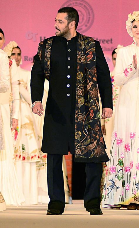 Salman Khan Kurta Pajama With Shawl, Mens Indowestern Outfits, Casual Wedding Suit, Traditional Indian Mens Clothing, Black Sherwani, India Fashion Men, Haldi Wear, Indian Wedding Clothes For Men, Embroidered Sherwani