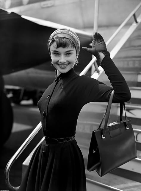 Audrey Hepburn Outfit, Aubrey Hepburn, London Airport, Audrey Hepburn Photos, Gamine Style, Audrey Hepburn Style, Heathrow Airport, Hepburn Style, Runners World