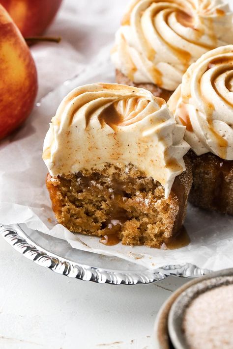 Apple Cider Cupcakes - Baran Bakery Apple Cider Buttercream, Apple Cider Cupcakes, Apple Cider Caramel, Cider Donuts Recipe, Apple Cider Donuts Recipe, Apple Cider Donuts Baked, Baked Cake, Apple Cupcakes, Fall Cupcakes