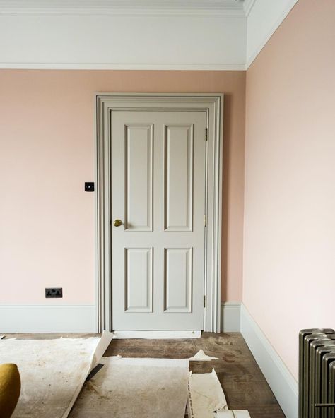 Beautiful Victorian painted grey woodwork with dusty pink walls and picture rail Pic: @Victoria_road_restoration Painted Woodwork Bedroom, Pink Skirting Boards, Picture Rail Paint Ideas, Dusty Pink Walls, Rustic Chic Bedroom, Grey Woodwork, Chic Bedroom Design, Murs Roses, Rustic Chic Decor