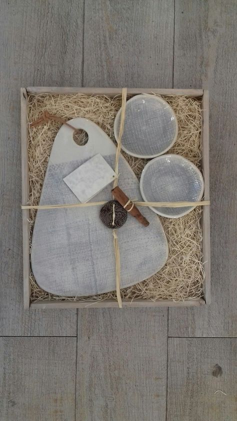 Packaging Ideas For Ceramics, Packaging Ideas For Pottery, Clay Cheese Board, Pottery Packaging Ideas, Cheese Board Ceramic, Pottery Cheese Board, Ceramic Hand Building Ideas, Ceramic Cheese Plate, Pottery Charcuterie Board