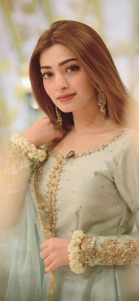 Pakistani Hair Colour, Pakistani Hair, Kueez Celebrity, Kueez Amazing, Pakistani Makeup, Kueez Pins, Light Makeup Looks, Rainbow Hair Color, Small Acts Of Kindness