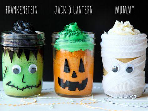 The hardest part of this recipe? Trying to figure out which cute character is your favorite. Pinterest Halloween Ideas, Halloween Mason Jars Diy, Uses For Mason Jars, Mason Jar Cakes, Postres Halloween, Halloween Mason Jars, Cake In A Jar, Pastel Halloween, Halloween Desserts