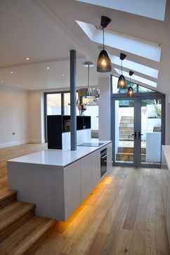 intersting change of level- why not, when planners make you have it so low along the side boundary Kitchen Window To Living Room, Split Level Kitchen, Split Level Kitchen Remodel, Kitchen Design Centre, Kitchen Diner Extension, Kitchen Extensions, Side Extension, Home Extension, Side Return