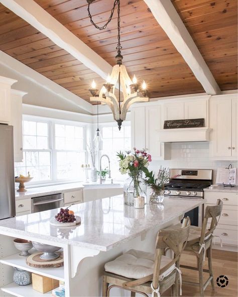 white kitchen with natural wood ceiling and painted beams Wood Plank Ceiling, White Beams, Plank Ceiling, Spring Kitchen, Kitchen Decorating Ideas, Casa Country, White Appliances, Wood Ceiling, Kitchen White