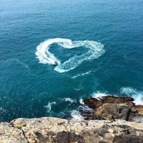 42 Pictures that Prove People are Generally Good - Feels Gallery Ocean Asthetics, Blue Asthetics, Heart In Nature, Ocean Heart, Jet Ski, In The Ocean, Beach Vibe, Endless Summer, Ocean Beach