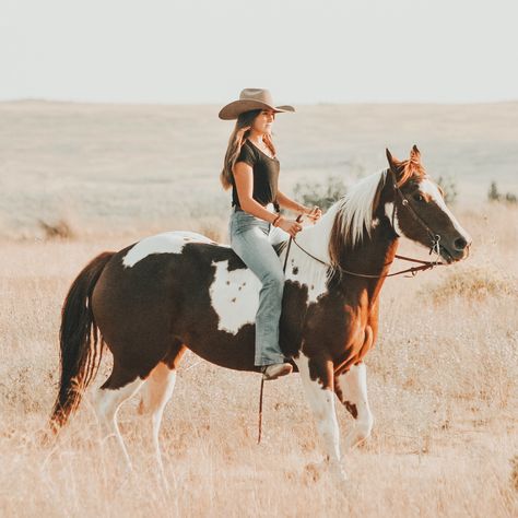 Horse Portrait Photography, Western Horse Riding, Horse Senior Pictures, Horse Photography Poses, Foto Cowgirl, Pictures With Horses, Cute Horse Pictures, Barrel Racing Horses, Rodeo Horses