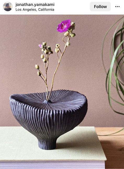 Small Pottery Vase Ideas, Organic Ceramic Vase, Slabs Ceramics Ideas, Ikebana Vases Ceramics, Organic Ceramics, Sculpture Art Clay, Ikebana Vases, Vase Crafts, Ceramic Artwork