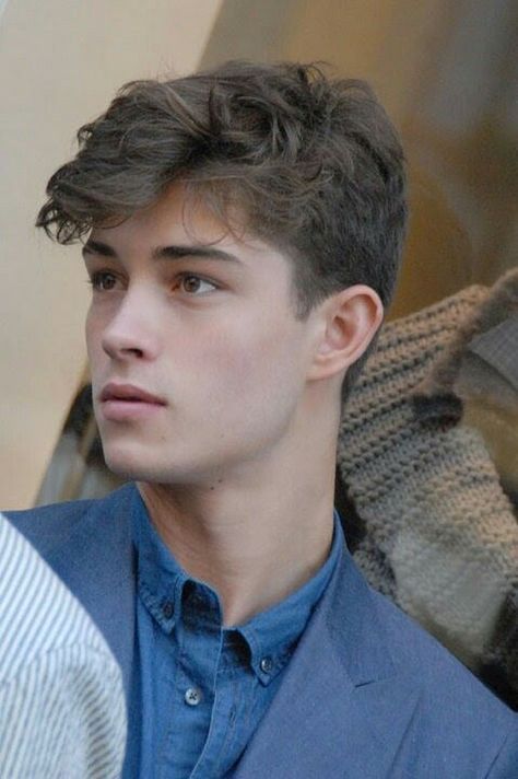 Ezra. Ben's twin. Only Eden knows which twin is the eldest. Angel. Earth powers. Extremely questioning. Likes archaeology, equations and lipstick. Francisco Lachowski, Corte De Cabelo Masculino, Boys Over Flowers, Boys Haircuts, Boy Hairstyles, Future Boyfriend, Male Face, Haircuts For Men, Male Models