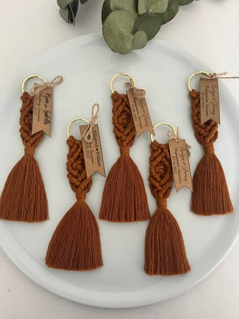 Macrame Wedding Favors, Macrame Souvenir, Wedding Giveaways Ideas Souvenirs, Hammock Home, Crochet Wedding Favours, Bedroom Macrame, Simpul Makrame, Wedding Favor Ideas, Macrame Wedding