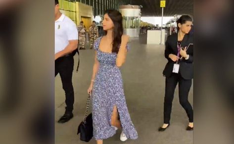 Suhana Khan slays in her airport look Check more at https://animeindianews.com/suhana-khan-slays-in-her-airport-look/ Suhana Khan Airport Look, Sana Khan Abaya Style, Sara Ali Khan Airport Look, Suhana Khan Instagram, Sara Khan Pakistani Actress Suits, Airport Look