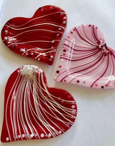 Bedroom Desk Ideas, Fused Glass Hearts, Fused Glass Plates Bowls, Fused Glass Dishes, Fused Glass Bowl, Fused Glass Plates, Glass Fusion Ideas, Glass Hearts, Heart Dish