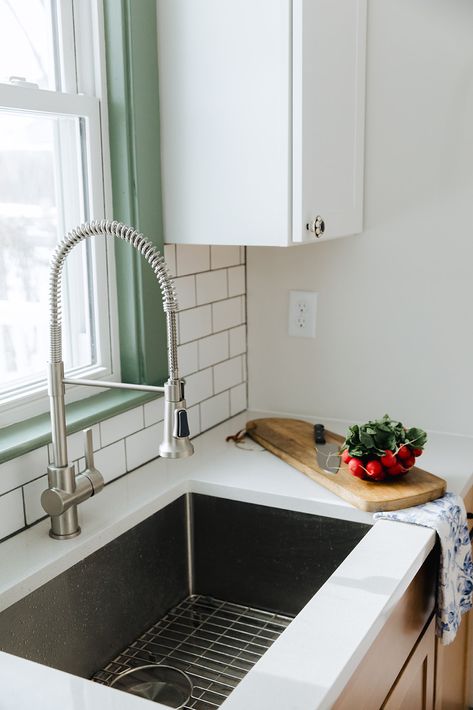 CHOOSING A NEW KITCHEN SINK: THE PROS AND CONS | Curio Design Studio Sink Options Kitchen, Kitchen Sink Update, Sink Styles For Kitchen, Sink Design Kitchen, Kitchen Sinks Ideas, Metal Kitchen Sink, Sink Trends, Kitchen Sink Options, New Kitchen Sink