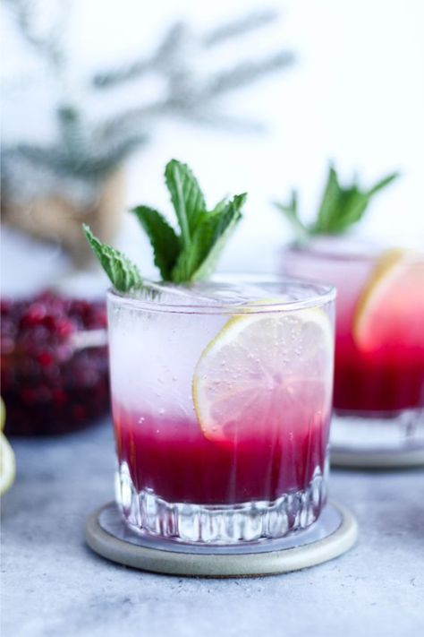 Pomegranate Mocktail, Fresh Pomegranate Juice, Pomegranate Cocktail, Pina Colada Mocktail, Pomegranate Drinks, Lemon Pomegranate, Alcohol Free Drinks, Drink Recipes Nonalcoholic, Mint Sprig