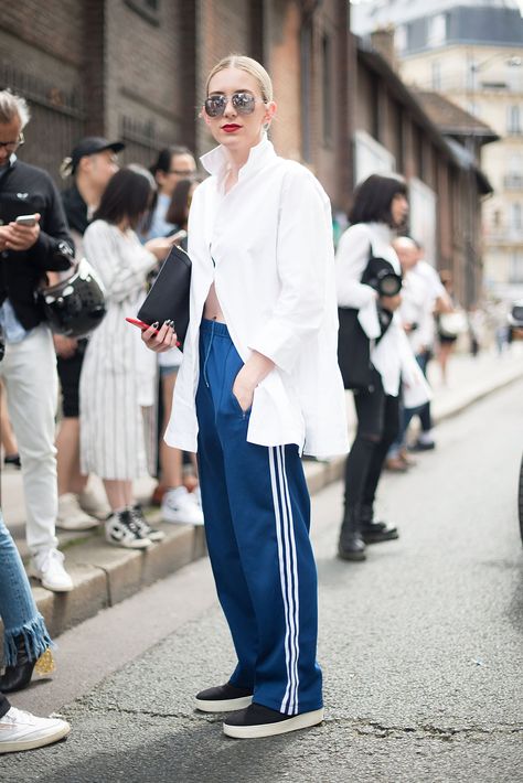 How Street Style Stars and Celebrities Wear Track Pants | POPSUGAR Fashion Adidas Track Pants Outfit, Adidas Street Style, Adidas Pants Outfit, Looks Adidas, Track Pants Outfit, Adidas Hose, Date Night Outfit Summer, Look Adidas, Adidas Track Pants