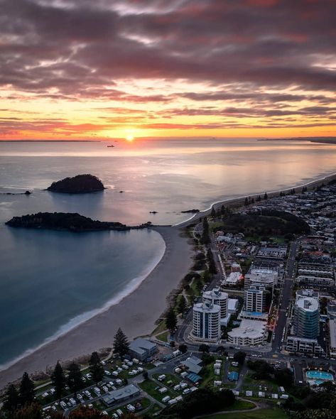 Views from Mount Maunganui, Bay of Plenty 🇳🇿 #LifeOfNewZealand ��� Mount Maunganui, New Zealand Landscape, Bay Of Plenty, Auckland New Zealand, Travel Work, New Zealand Travel, Auckland, Insta Travel, Promo Codes