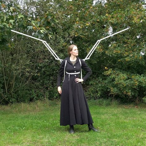 The perfect base for any mechanical wing project!  - Comfortable to wear - Manually open and close wings - Wings holds themselves open and closed using magnets, so your hands are free! - Large wingspan: 240cm/7'10" - Very lightweight: 0.9kg / 2lbs - Max load: 0.75kg/1.65lbs per wing (1.5kg/3.3lbs total) assuming the weight is evenly distributed over the wing.  Budget DIY version of this frame available here: https://www.etsy.com/listing/1579649041 The backpiece has magnets that hold the wings up Wing Harness, Mechanical Wings, Wings Inspiration, Angel Dragon, Cosplay Wings, Costume Wings, Diy Wings, Fair Outfits, Fairy Outfit