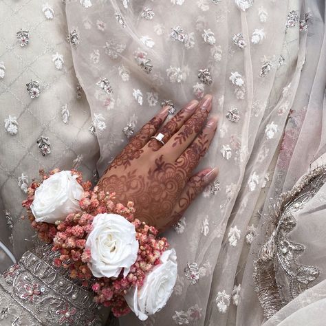 Nikkah, florals, flower bracelets, wedding day, wedding inspiration, Nikkah celebration, mehndi, henna, engagement ring Desi Wedding Aesthetic, Real Flower Bracelet, Flower Bracelet Wedding, Nikkah Decor, Real Flower Jewellery, Mehndi Flower, Pakistani Aesthetic, Fresh Flower Jewelry, Hand Band