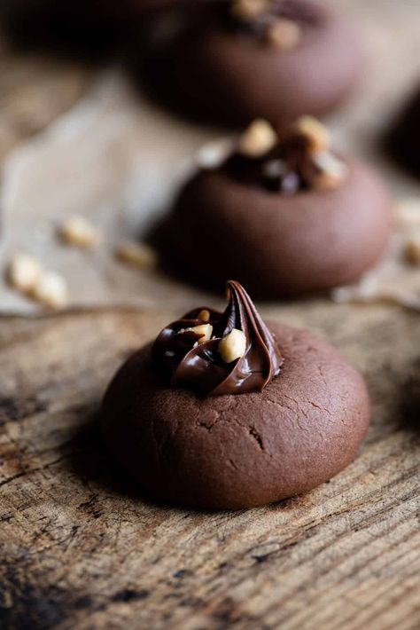 A close up of a nutella cookie on a wooden surface topped with chopped hazelnuts. Italian Nutella Cookies, Italian Bakery Recipes, Nutella Cookies Recipe 3 Ingredients, Small Laundry Room Remodel, Italian Cookie Tray, Italian Chocolate Cookies, Nutella Cookies Recipe, Kitchen Italian, Nutella Cookie