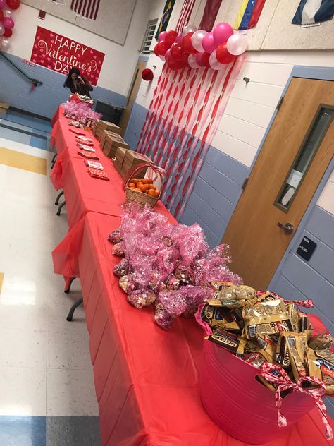 Valentines Decor Ideas Diy, Valentines Day School Dance Ideas, Valentine Dance Ideas, Valentine Day Dance Ideas, Valentine Dance Themes, Valentines Dance Ideas Elementary, Valentines Dance Theme Ideas, Valentine's Day Dance, School Valentines Dance