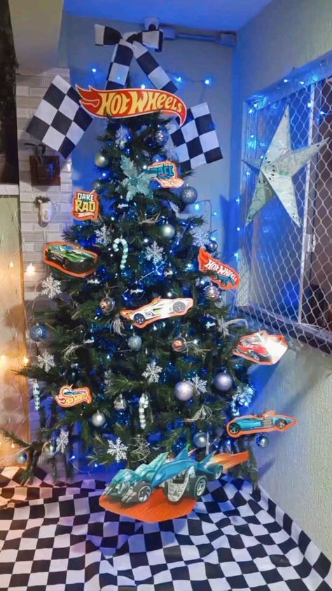 Árvore Natal Hot Wheels Cartoon Christmas Tree Decorations, Superhero Christmas Tree Ideas, Hot Wheel Christmas Tree, Hotwheels Christmas Tree Ideas, Boys Christmas Tree Ideas, Hot Wheels Christmas Tree Ideas, Inside Out Christmas Tree, Sonic Christmas Tree, Themed Christmas Tree Ideas For Kids