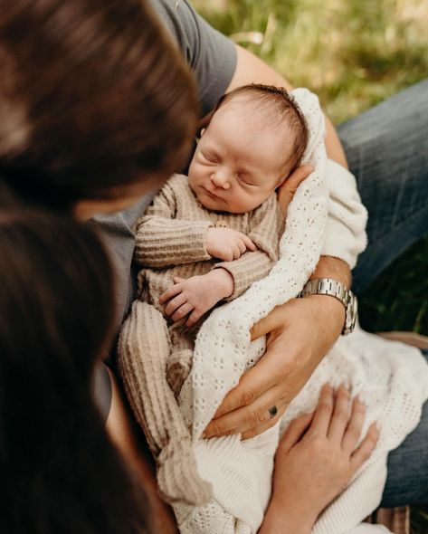 Here’s what happened when we took this baby outside… He immediately relaxed and went to sleep. Pro mom tip; when it doubt go out (if it’s nice that is) my June baby was the chillest baby. She also was my second and we were more relaxed with her as well, the toddler on the other hand 🫣. There is nothing like fresh air for these little ones, that’s why I am so welcoming to outdoor newborns, within in reason of course. And spring/summer are lovely times for this, even early fall. So I want ... Family Photo With Newborn Outdoor, Family Pictures With Newborn Outdoor, Toddler Newborn Pictures, Outdoor Fall Newborn Pictures, Outdoor Newborn Photography Fall, Moses Basket Newborn Photos, Fall Newborn Family Pictures, Parents With Baby Photography, Outdoor Lifestyle Newborn Photography