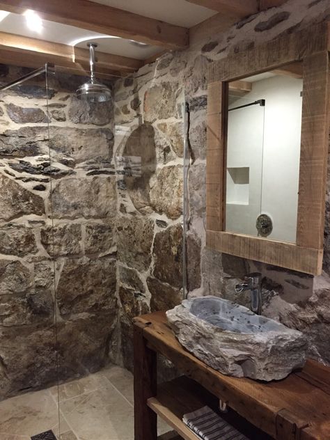 Rock Shower Ideas, Stone Shower Ideas, Rustic Bathroom Shower, Rock Shower, Barn Bathroom, Log Cabin Interior, Stone Shower, Cabin Bathrooms, Rustic Bathroom Designs