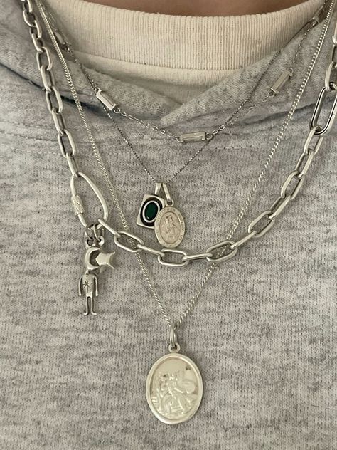 Tiffany Layered Necklaces, Necklaces Silver Aesthetic, Funky Jewelry Silver, Street Wear Jewelry, Silver Accessories Aesthetic, Silver Jewelry Outfit, Silver Necklace Aesthetic, Jewelry Inspo Silver, Necklace Layering Ideas