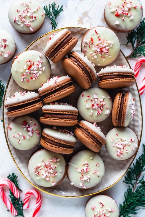 Peppermint Macarons, Pies And Tacos, Brown Food Coloring, Macarons Chocolate, Making Macarons, Macaron Ideas, Christmas Macarons, Macaron Recipes, Chocolate Macaron