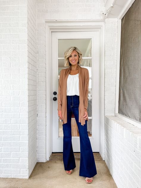 Flares And Cardigan Outfit, Dark Bell Bottom Jeans Outfit, Flare Jeans With Cardigan Outfit, Flare Jeans Outfit Fall Casual, Flare Jeans Business Casual, High Waisted Flare Jeans Outfit Fall, Dark Flared Jeans Outfit, Dark Wash Flare Jeans Outfits, Dark Flare Jeans Outfit