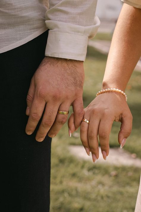 Wedding Rings Photography Ideas, Engagement Ring Photoshoot, Engagement Portraits Poses, Aesthetic Engagement Photos, Engagement Photo Shoot Beach, Ring Photoshoot, Marriage Pictures, Wedding Ring Photography, Pre Wedding Photoshoot Props