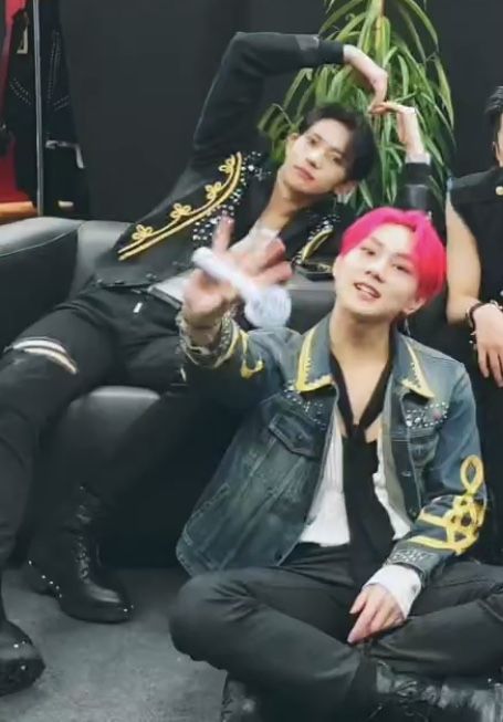 #enhypen group vlive in germany for kpop.flex concert #heewon photo screenshot capture time black haired heeseung arm heart pose and red haired jungwon holding fan Arm Heart Pose, Heeseung Red Hair, Arm Heart, Heart Pose, Hair Mirror, Kpop Wallpaper, Red Hair, Black Hair, Germany