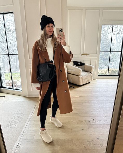 Beige Beanie Outfit, Tan Coat Outfit Winter, Camel Coat Outfit Winter Style, Tan Coat Outfit, Beige Sweater Outfit, Coat Outfit Winter, Mini Uggs Outfit, Winter Coat Outfit, Mini Uggs