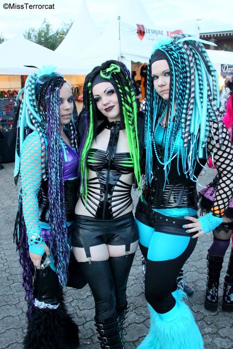 Cyberpunk Cybergoth Fashion, Cybergoth Style, Punk Girls, Goth Outfit, Cyberpunk Clothes, Arte Punk, Gothic Looks, Goth Look, Cyberpunk Fashion