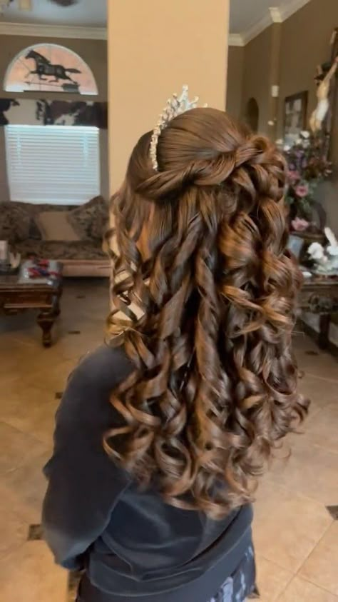 Quince Hair, Sweet 16 Hairstyles, Quince Hairstyles For Long Hair, Hair Quince, Quince Stuff, Hairstyles With Crown, Quinceanera Planning, Quince Hairstyles With Crown, Quinceañera Ideas