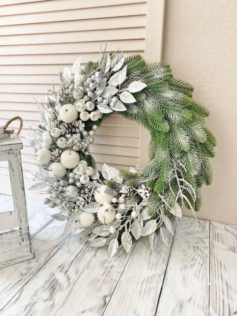 White Christmas Door Wreath, Christmas Wreaths Artificial, Modern Xmas Wreaths For Front Door, White Xmas Wreaths For Front Door, White Winter Wreaths For Front Door, Decorated Wreaths Christmas, Silver Wreath Christmas, White Christmas Wreaths For Front Door, Winter Wreaths For Front Door January