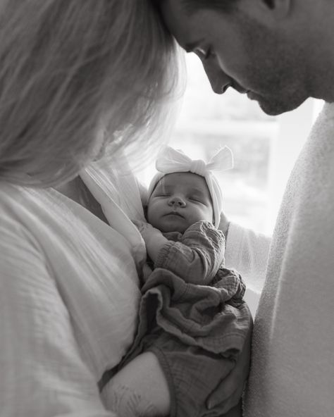 There is nothing more beautiful than helping a couple welcome their new baby 🤍 Lauren and Sebastian are crushing it as new parents! Sophia is such a gorgeous delicious yummy baby that I could not stop obsessing over. She is so happy and was an absolute angel during this session. Don't skip your newborn sessions as a family because these photos will never lose their sentimental value. You will love them as soon as you get them, and your child will love them years later! #newbornphotograph... Hospital Family Photos, Newborn Photography Girly Family, Newborn Baby Photography With Siblings, Newborn Photos In Home, Newborn Documentary Photography, In Hospital Newborn Pictures, Bedroom Newborn Photoshoot, How To Take Newborn Pictures At Home, Baby And Parents Photography