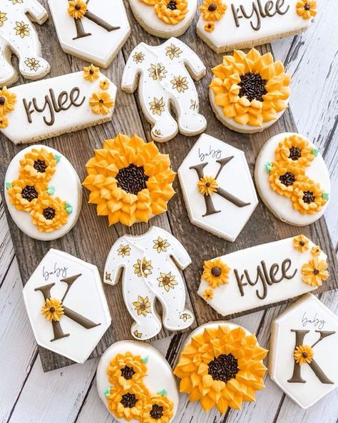 Sunflower Cookies, Bebe Shower, First Bday, Girl Shower Themes, Cow Baby Showers, Sunflower Theme, Sunflower Baby Showers, Baby Shower Theme Decorations, Sunshine Baby Showers