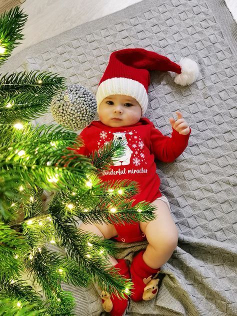 Christmas Baby Milestone Pictures, Baby Christmas Shoot, Christmas Photo Shoot Baby, Baby Photoshoot Ideas Christmas, Christmas Baby Photoshoot Ideas, Christmas Baby Photoshoot, Baby Christmas Photoshoot, Toddler Christmas Photos, Baby Holiday Photos