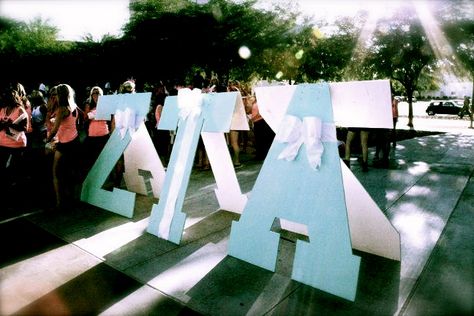 Check out these double-sided ZTA letters wrapped with white ribbon! Looks like a Tiffany's gift to me! Delta Gamma Recruitment, Zeta Tau Alpha Letters, Zta Letters, Sorority Recruitment Decorations, Recruitment Decorations, Sorority Decorations, Tiffany Gifts, Gamma Sigma Sigma, Sorority Themes