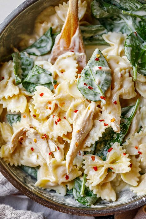 Creamy Spinach Chicken Pasta - #chicken #creamy #pasta #spinach #eatwell101 - This creamy spinach chicken pasta recipe comes together quickly and is a total comfort food dinner! - #recipe by #eatwell101® Creamy Spinach Chicken, Creamy Chicken Pasta Recipes, Spinach Pasta Recipes, Cream Cheese Spinach, Chicken Spinach Pasta, Cheese Pasta Recipes, Chicken Breast Crockpot Recipes, Chicken Shawarma Recipe, Crockpot Chicken Breast