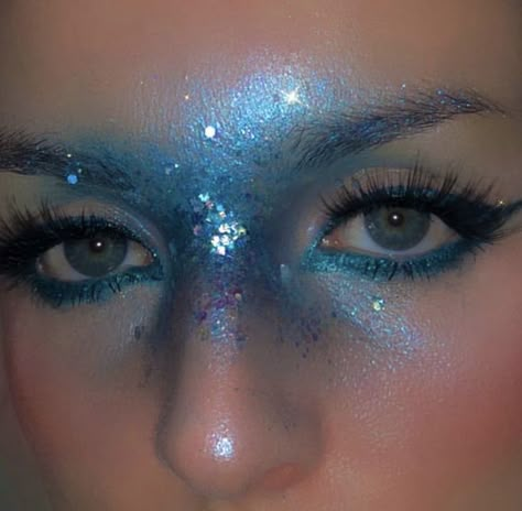 Bold Blue Makeup, Water Inspired Makeup Looks, Mermaid Make Up Ideas, Blue Face Paint Makeup, Whimsigoth Makeup Looks, Mermaid Drag Makeup, Blue Alien Makeup, Geode Makeup, Aquatic Makeup