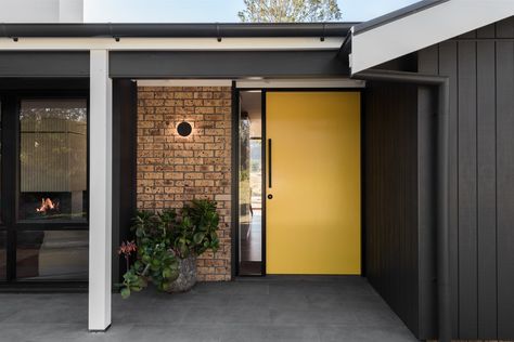 20 Staggering Mid Century Modern Entrance Designs You Cant Say No To Mid Century Front Door, Mid Century Modern Front Door, Raised Ranch Remodel, Yellow Front Doors, Midcentury House, Yellow Door, Modern Entrance, Modern Front Door, Yellow Doors