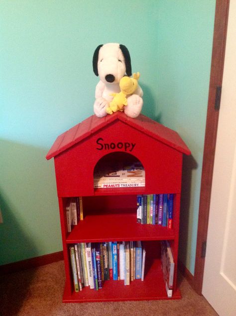 Snoopy bookshelf that my dad made for the baby shower. Quite the centerpiece of the nursery. Snoopy Bookshelf, Snoopy Baby Room, Snoopy Nursery, Snoopy Classroom, Peanuts Nursery, Snoopy Baby Shower, Snoopy Blanket, Baby Boy Football, Baby Snoopy