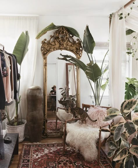 𝕤𝕖𝕖𝕚𝕟𝕘 𝕘𝕣𝕖𝕖𝕟 on Twitter: "… " Bohemian Bedrooms, Eclectic Homes, Lots Of Plants, Gold Rooms, Dekorasi Kamar Tidur, Mirror On The Wall, Have Inspiration, Deco Boheme, Boho Glam