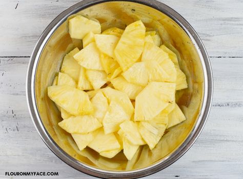 Sliced fresh pineapple slices in a large metal bowl before dehydrating Dehydrated Pineapple, Dehydrator Recipes Fruit, Dehydrate Pineapple, Dehydrating Food Storage, Ripe Pineapple, Dehydrating Food, Dried Pineapple, Boundary Waters, Dehydrated Fruit