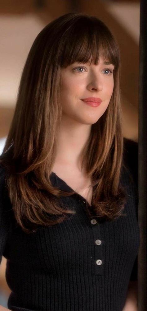 Anastasia Steele Makeup, Anastasia Steele Hair, Dakota Johnson Body, Anastasia Steele Outfits, Dakota Johnson Bangs, Dakota Johnson Hair, Anastasia Grey, Perfect Bangs, Dakota Johnson Style