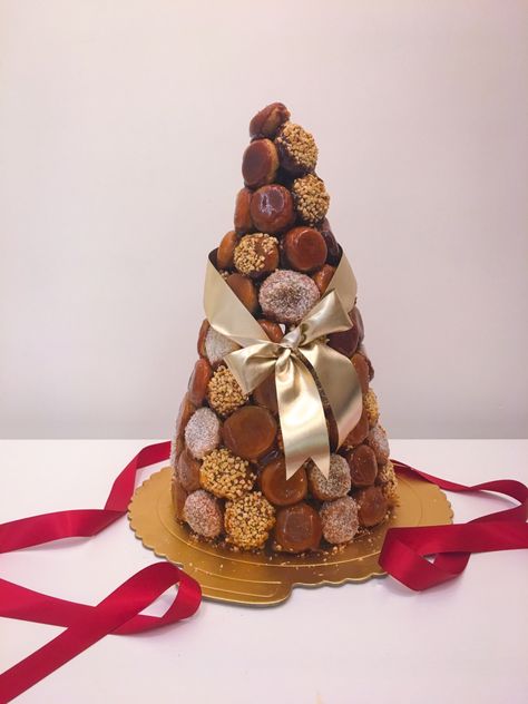 Christmas Croquembouche, Profiteroles Recipe, Cakes For Christmas, Platter Christmas, Christmas Party Treats, Xmas Goodies, Eclair Recipe, Profiterole, Xmas Recipes