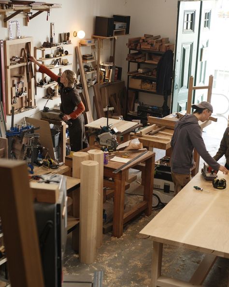 @ateliermateus #marcenaria #woodworking #workbench #toolstorage #woodworkingshop #lisboa Wood Workshop Aesthetic, Wood Workshop, Woodworking Workbench, Dream Studio, Woodworking Workshop, April 7, Fine Woodworking, Easy Woodworking Projects, Tool Storage