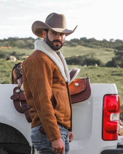 RANCHO CERO UNO on Instagram: "MOD: CHAM MARLBORO 🥶Tu aliado Perfecto para esta temporada. 🥶" Mountain Cowboy, Cowboy Outfit, Cowboy Jacket, Cowboy Up, Cowboy Outfits, Male Man, Cowboy Style, November 1, Rocky Mountain